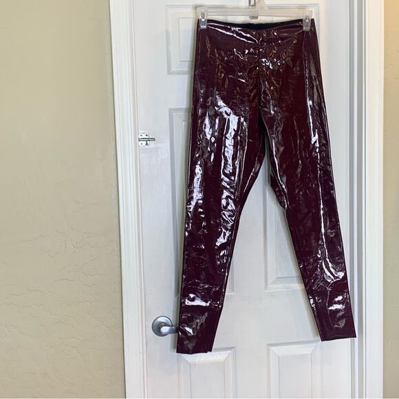 Commando Faux Patent Leather Leggings in Color Burgundy Size Large - Picture 6 of 11